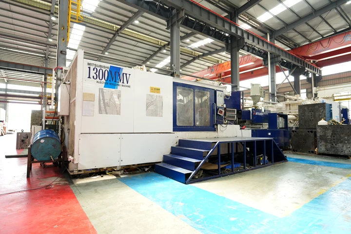 1300-ton Mitsubishi injection molding machine