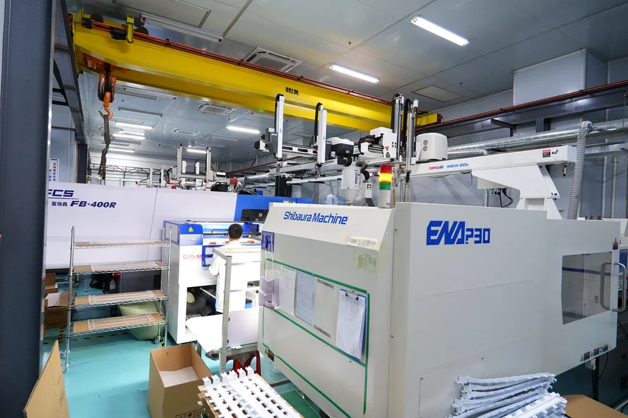 Injection molding machine with automated gantry handling