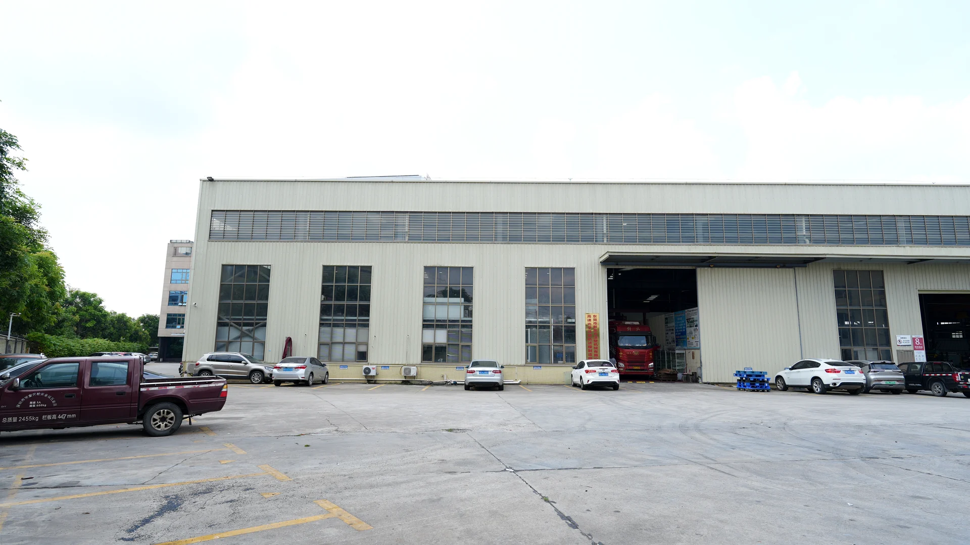 GE MOLD factory building and production entrance