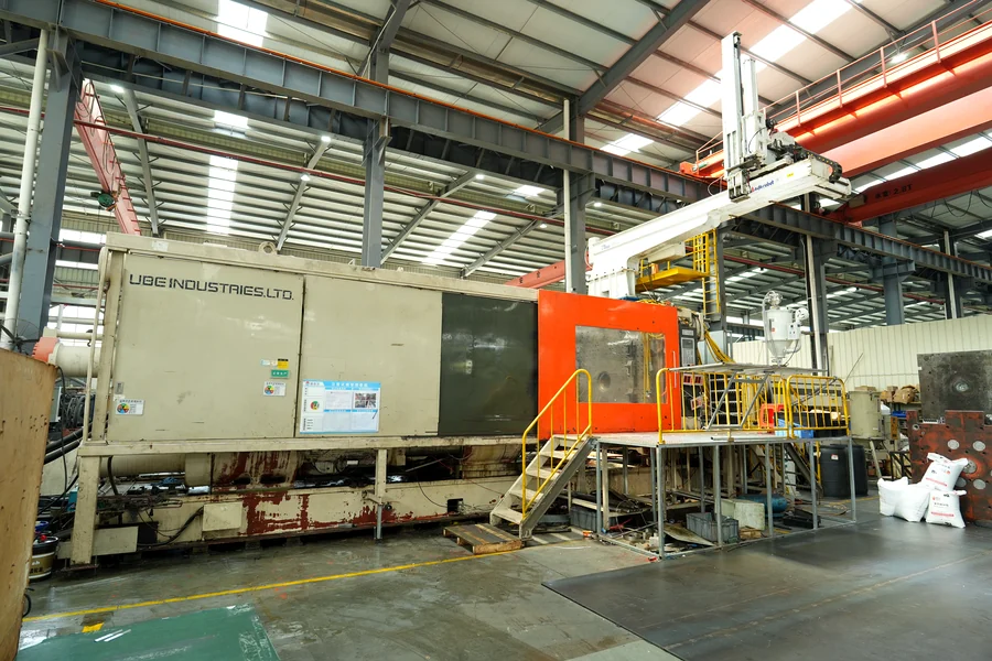 Large-tonnage injection molding machine on the factory floor