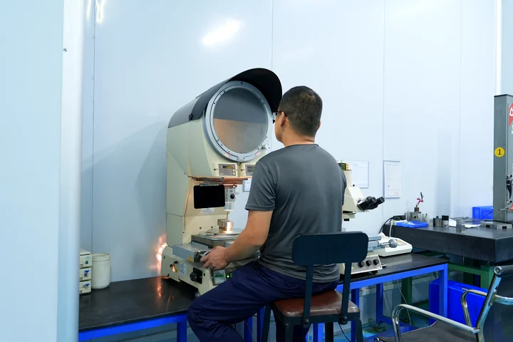 Operator using an optical profile projector for inspection