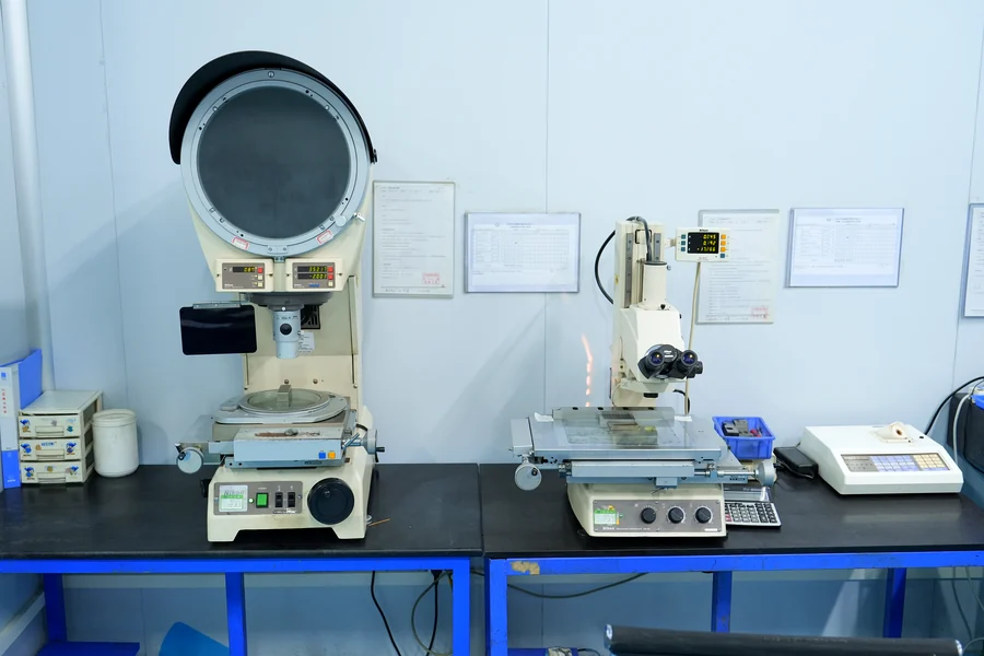 Measuring microscope and profile inspection equipment