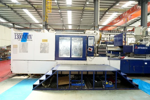 1300 Ton Injection Molding Machine Mitsubishi 1300-ton injection molding machine