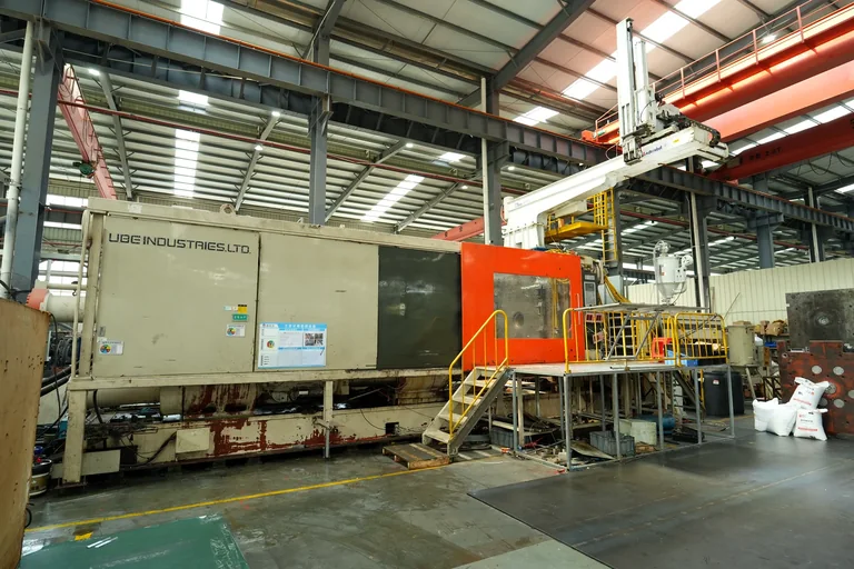 2800 Ton Injection Molding Machine Large 2800-ton injection molding machine with gantry robot