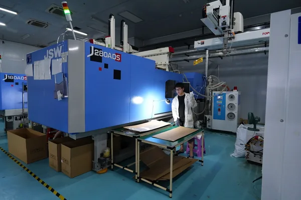 Small Precision Injection Molding Small precision injection molding machine in production