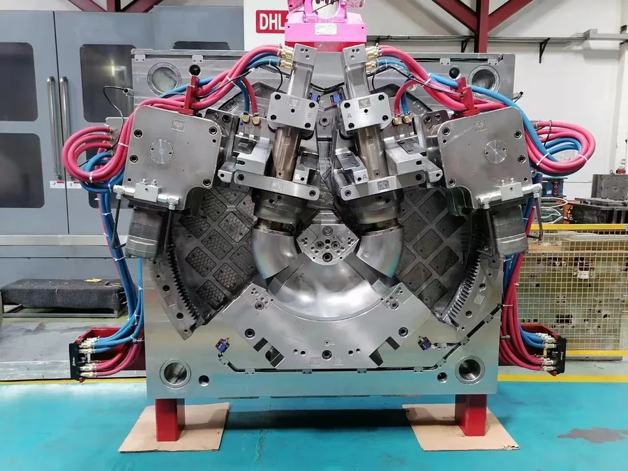 Large production injection mold with angled side actions
