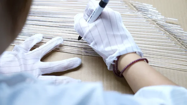 Manual appearance inspection of transparent molded components