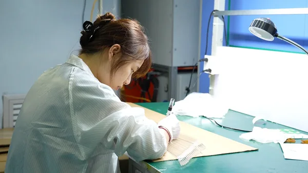 Manual Molded Component Inspection Manual appearance inspection of transparent molded components