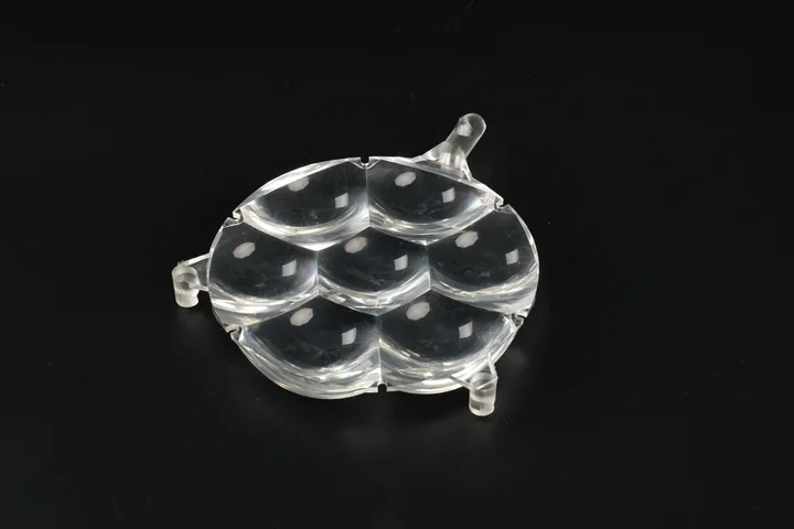 Transparent optical lens array produced by injection molding